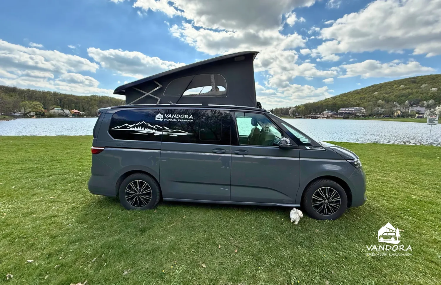 VW California T7 Beach Camper pri jazere