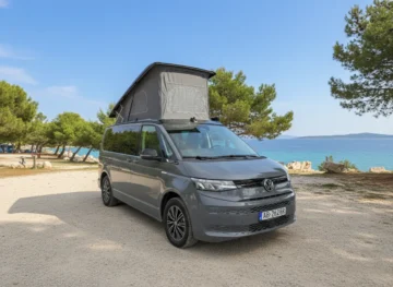 Sivý karavan VANDORA s vyklopenou strechou v kempe pri Jadrane v Chorvátsku