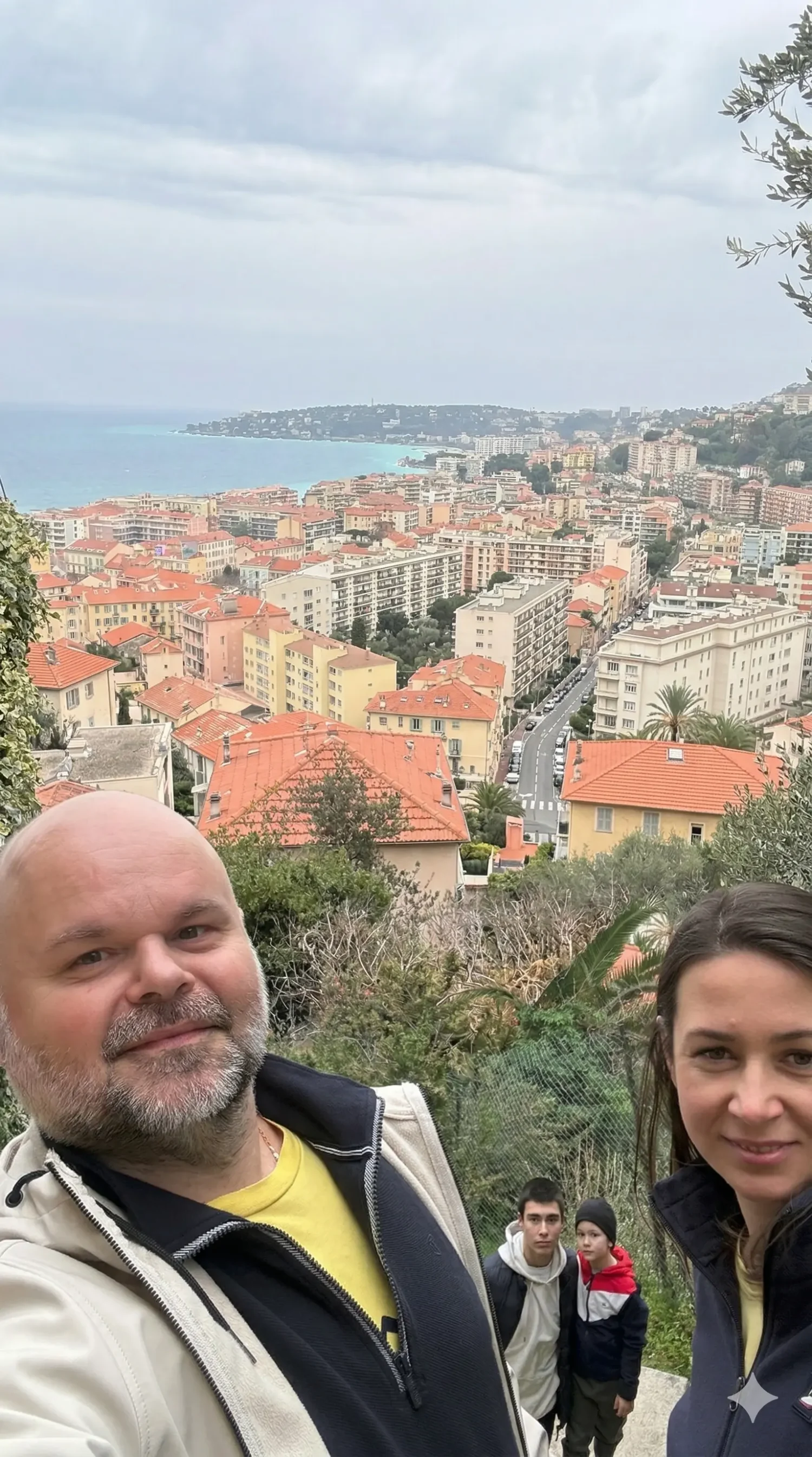 Rodinná fotografia s výhľadom na Menton vo Francúzsku počas campervan roadtripu s VANDORA