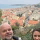 Rodinná fotografia s výhľadom na Menton vo Francúzsku počas campervan roadtripu s VANDORA
