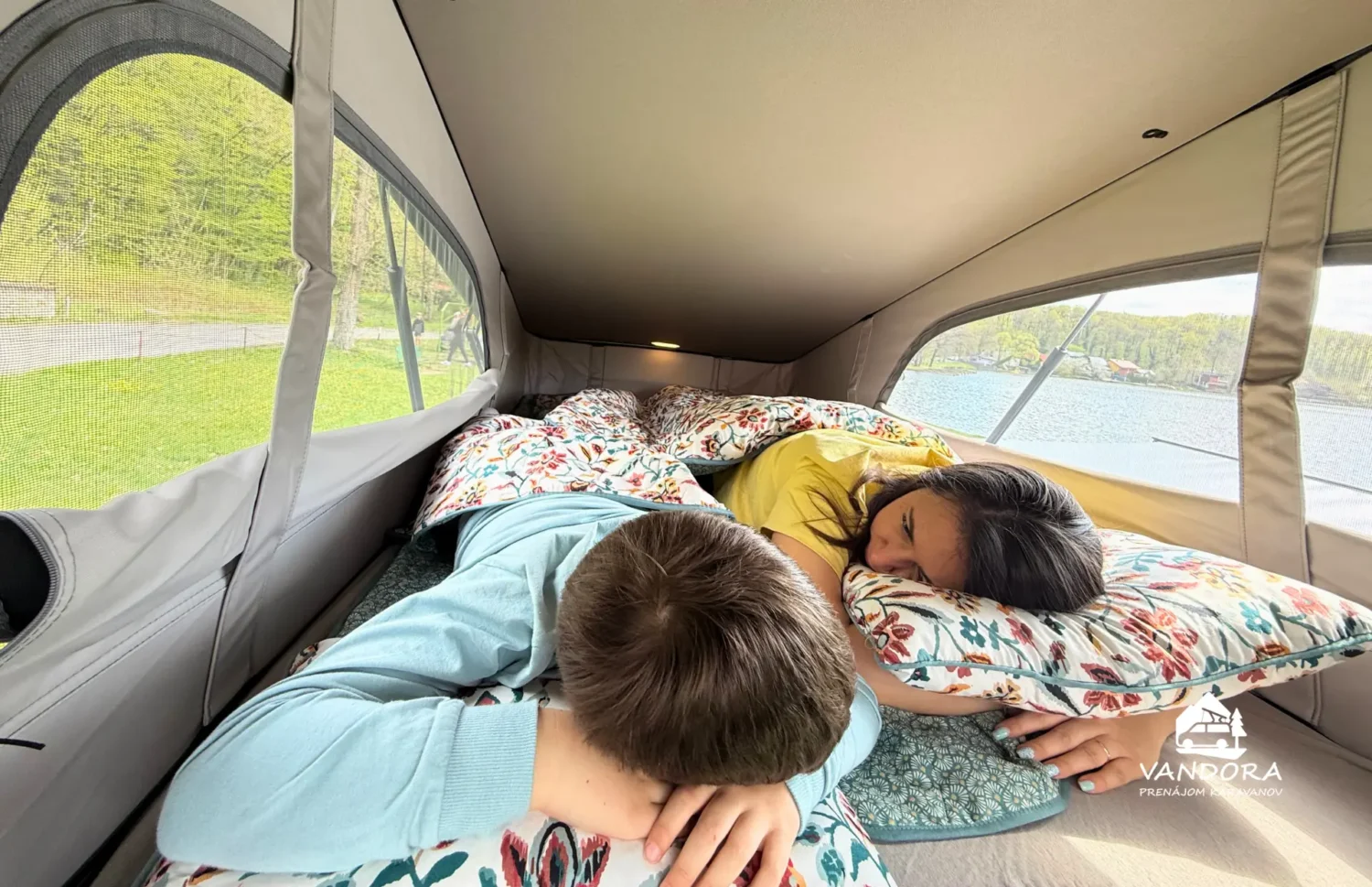 VW California T7 Beach Camper – horné lôžko vo výklopnej streche