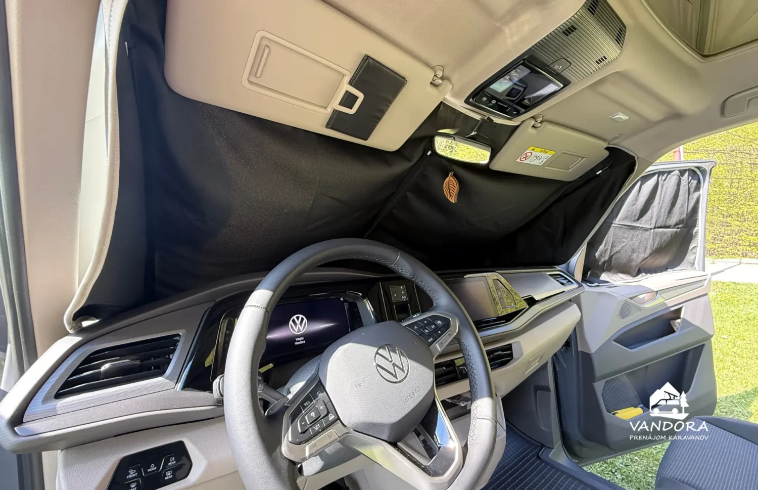 Interiér VW California T7 Beach Camper – kokpit so zatemnením kabíny