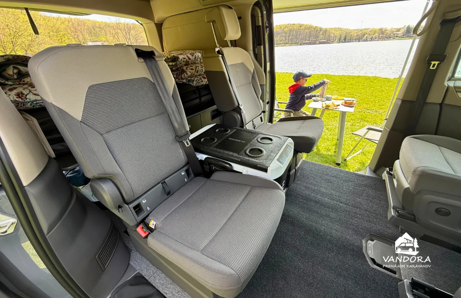 Interiér VW California T7 Beach Camper – sedenie a stolík