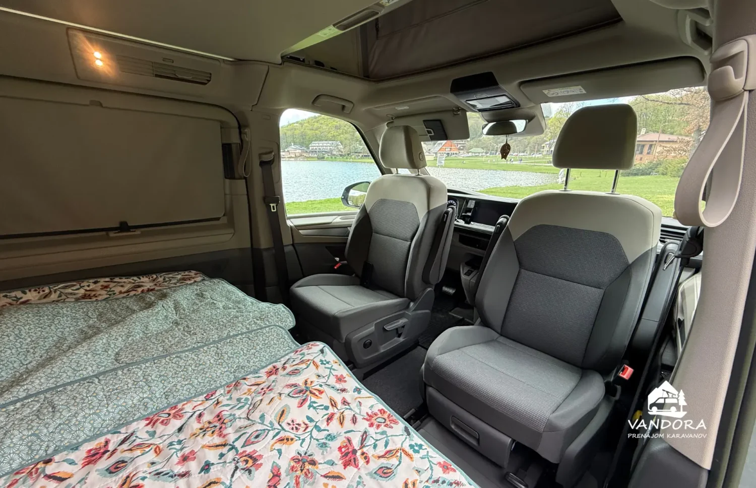 Interiér VW California T7 Beach Camper – spodné lôžko na spanie