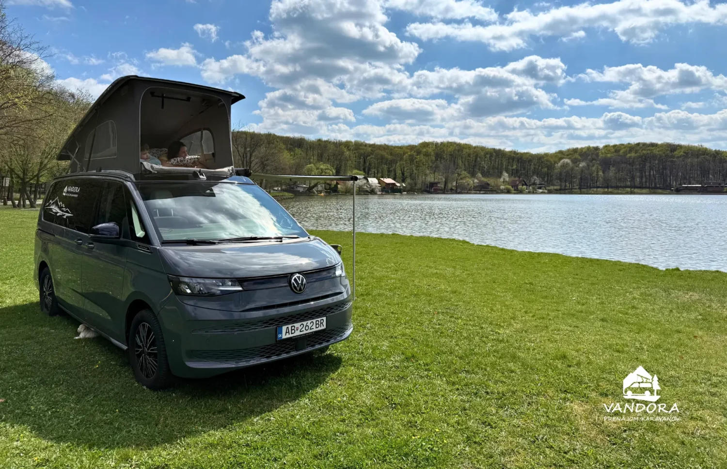 VW California T7 Beach Camper pri jazere s otvorenou strechou