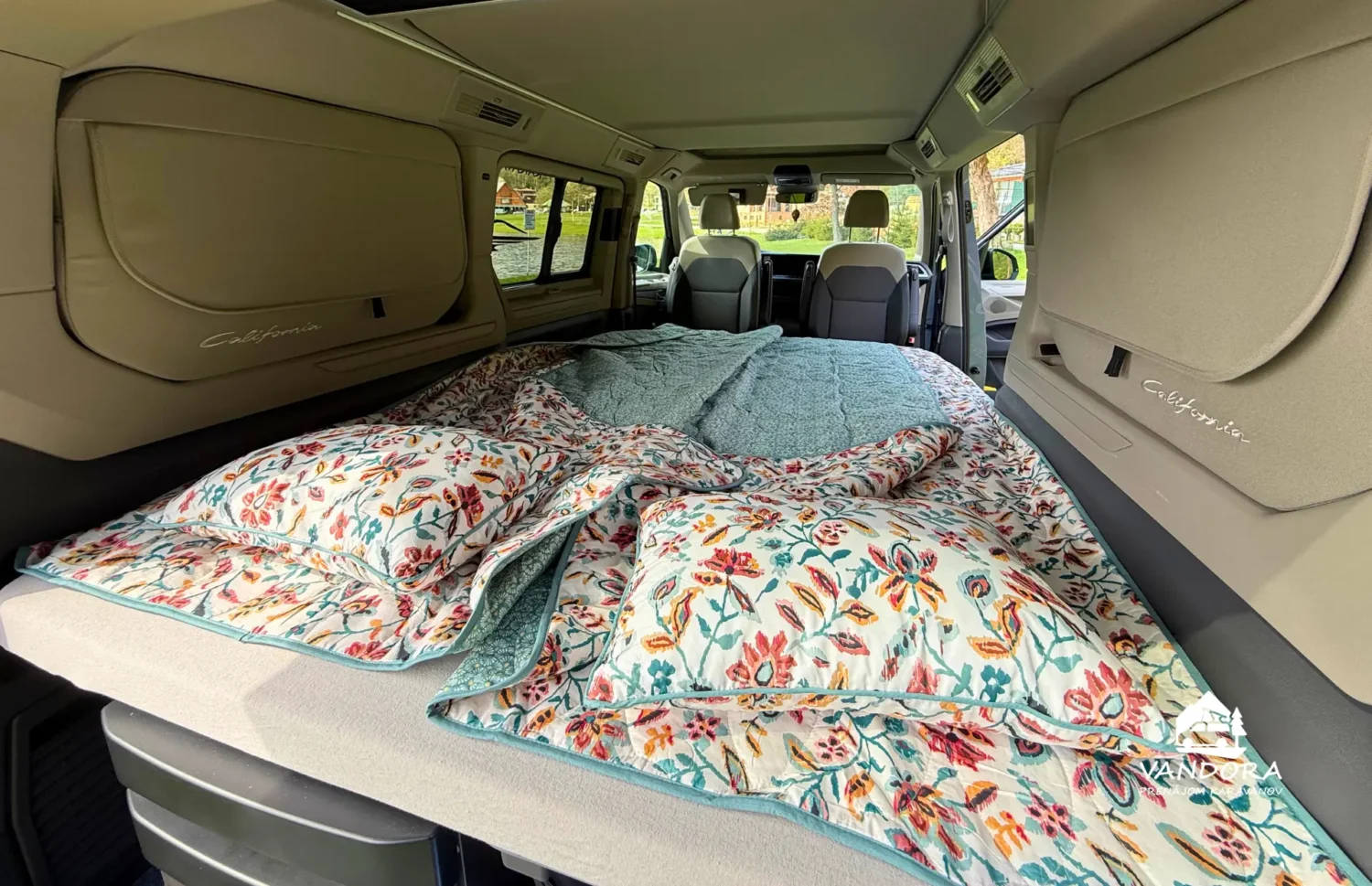 VW California T7 Beach Camper – pripravené spodné lôžko