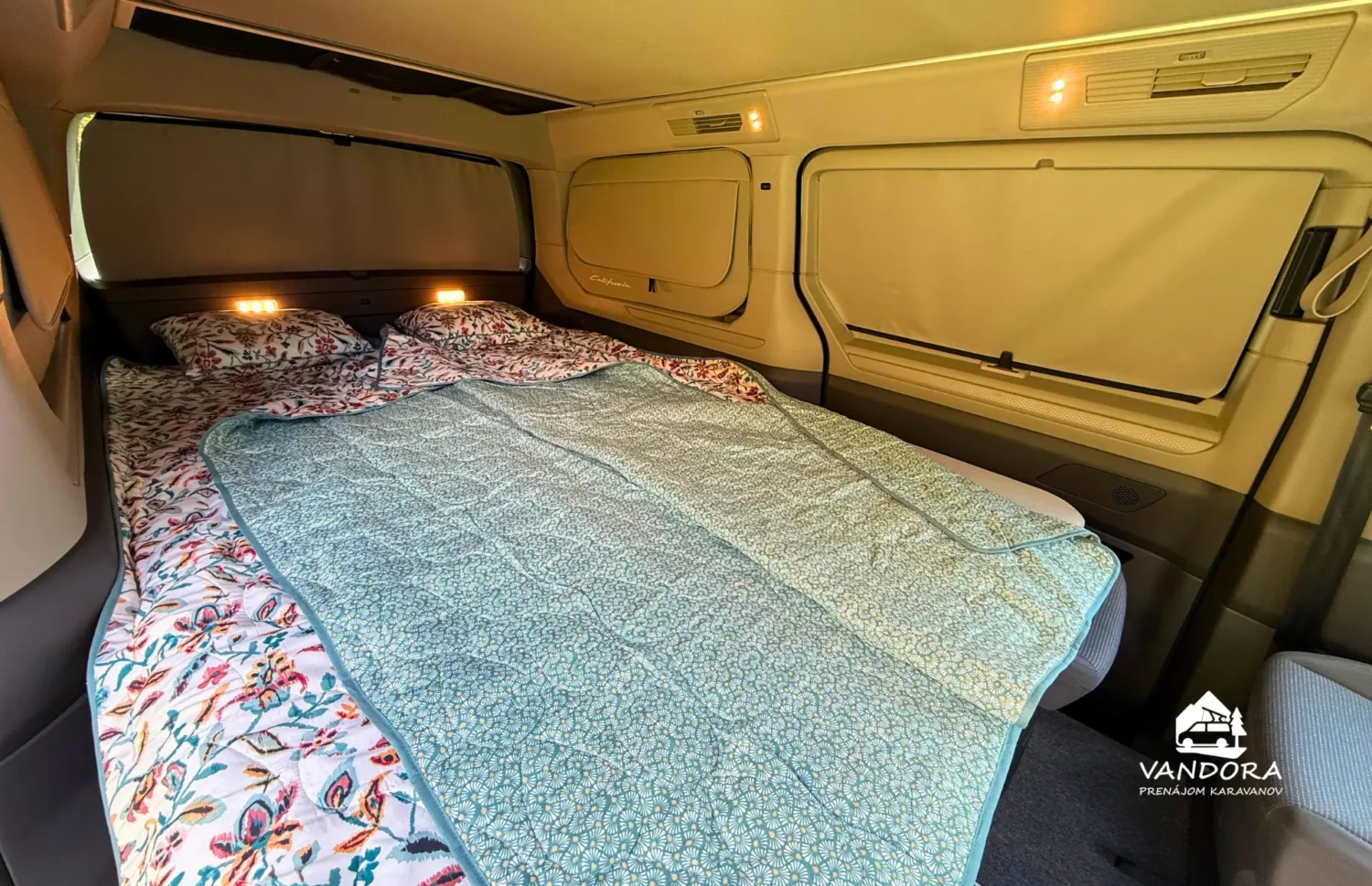 VW California T7 Beach Camper – spodné lôžko so zatemnením