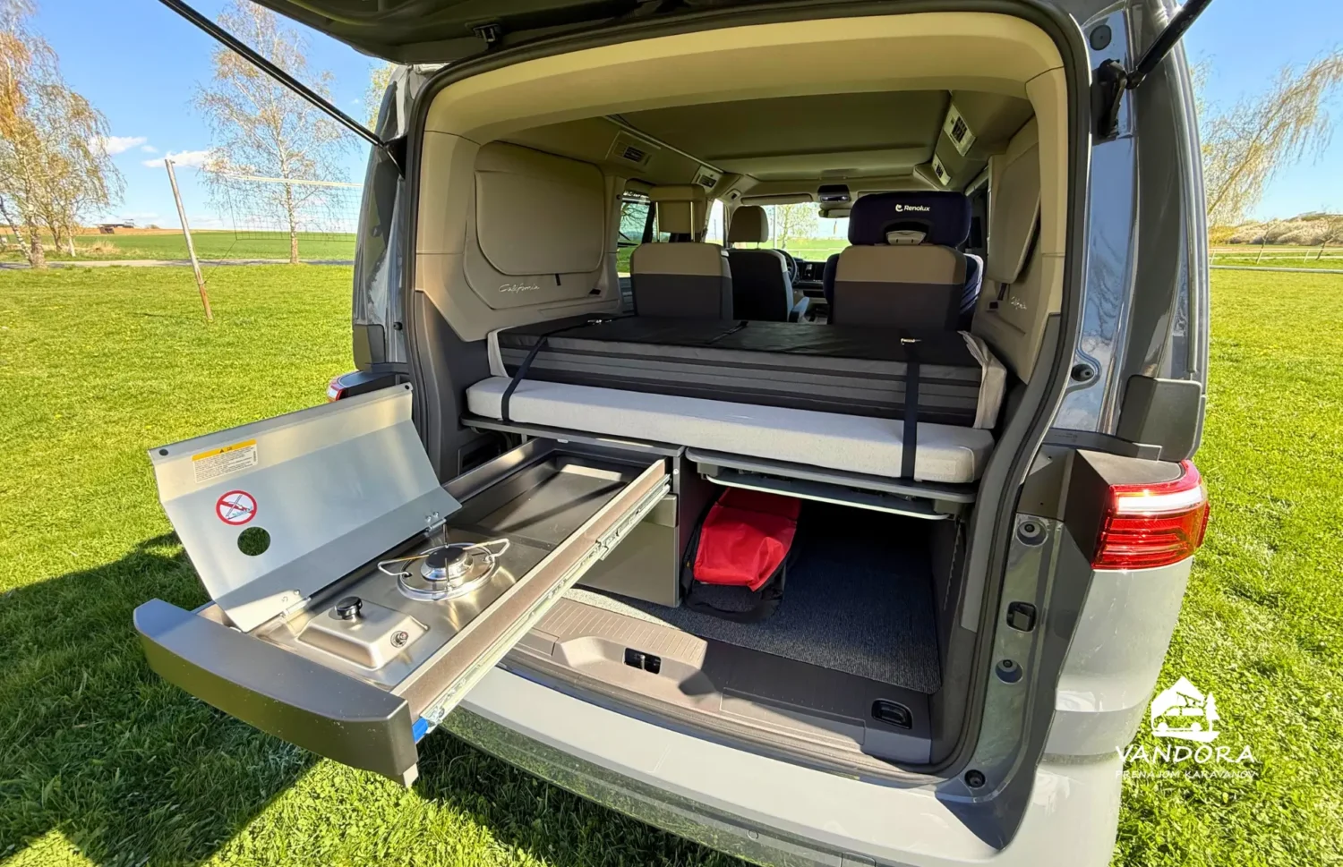 VW California T7 Beach Camper – zadná kuchynka s varičom