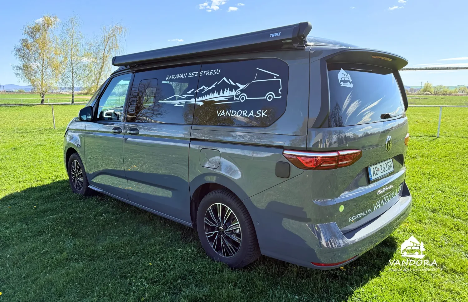 VW California T7 Beach Camper zo zadného bočného pohľadu