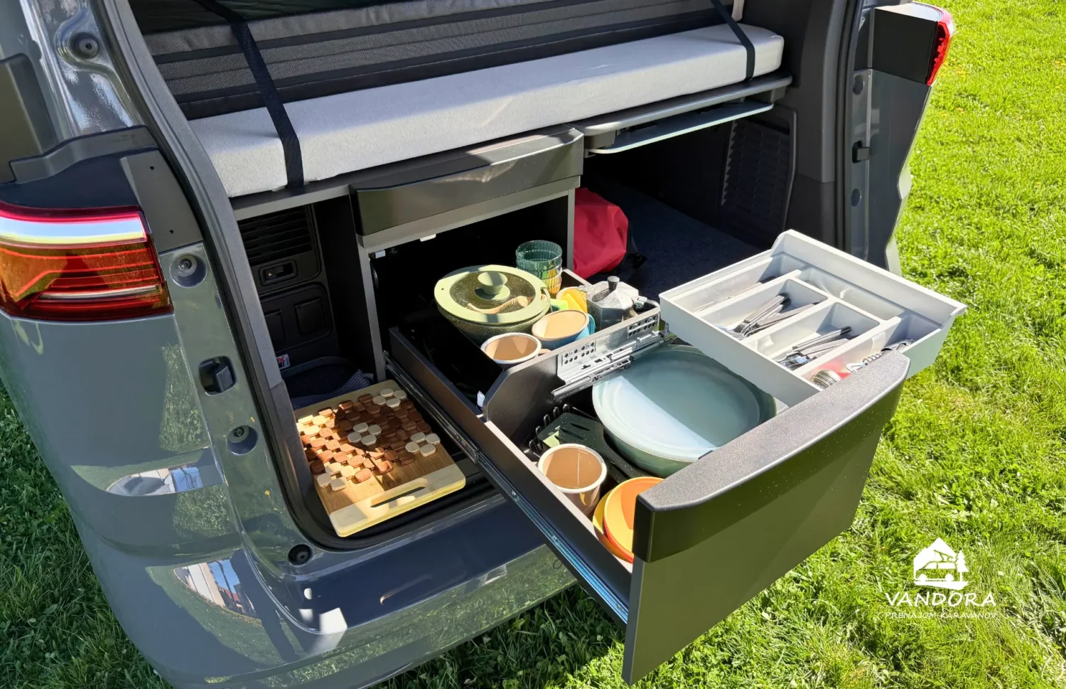 VW California T7 Beach Camper – zadný výsuvný úložný priestor